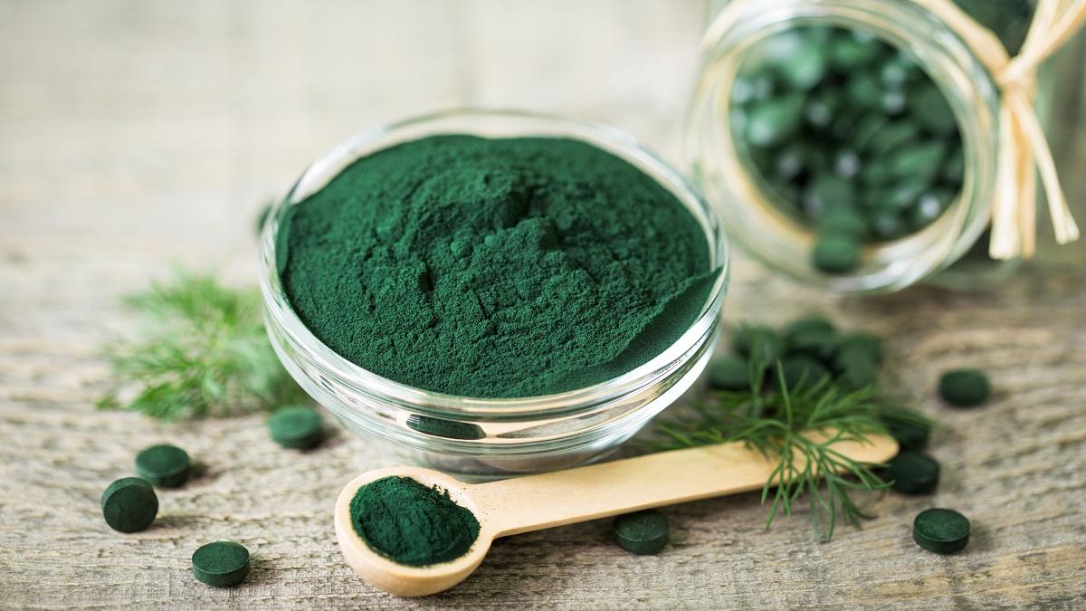 Fonte de energia, vitamina e minerais a spirulina auxilia no fortalecimento do sistema imunológico, controla a pressão e o colesterol e melhora a performance muscular.